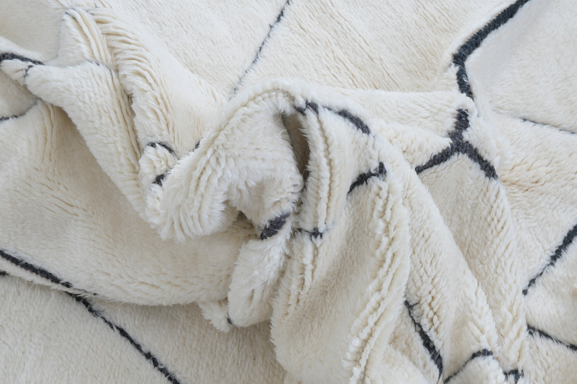 Monochrome Moroccan Rug 3200