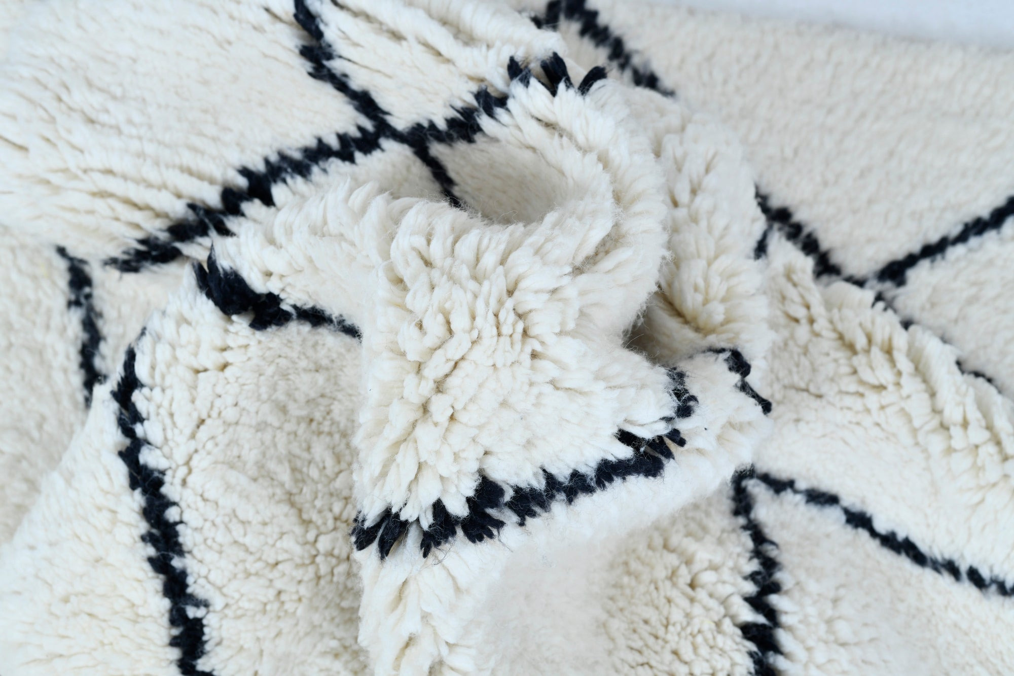 Trellis Black and White Moroccan Wool Rug 3307