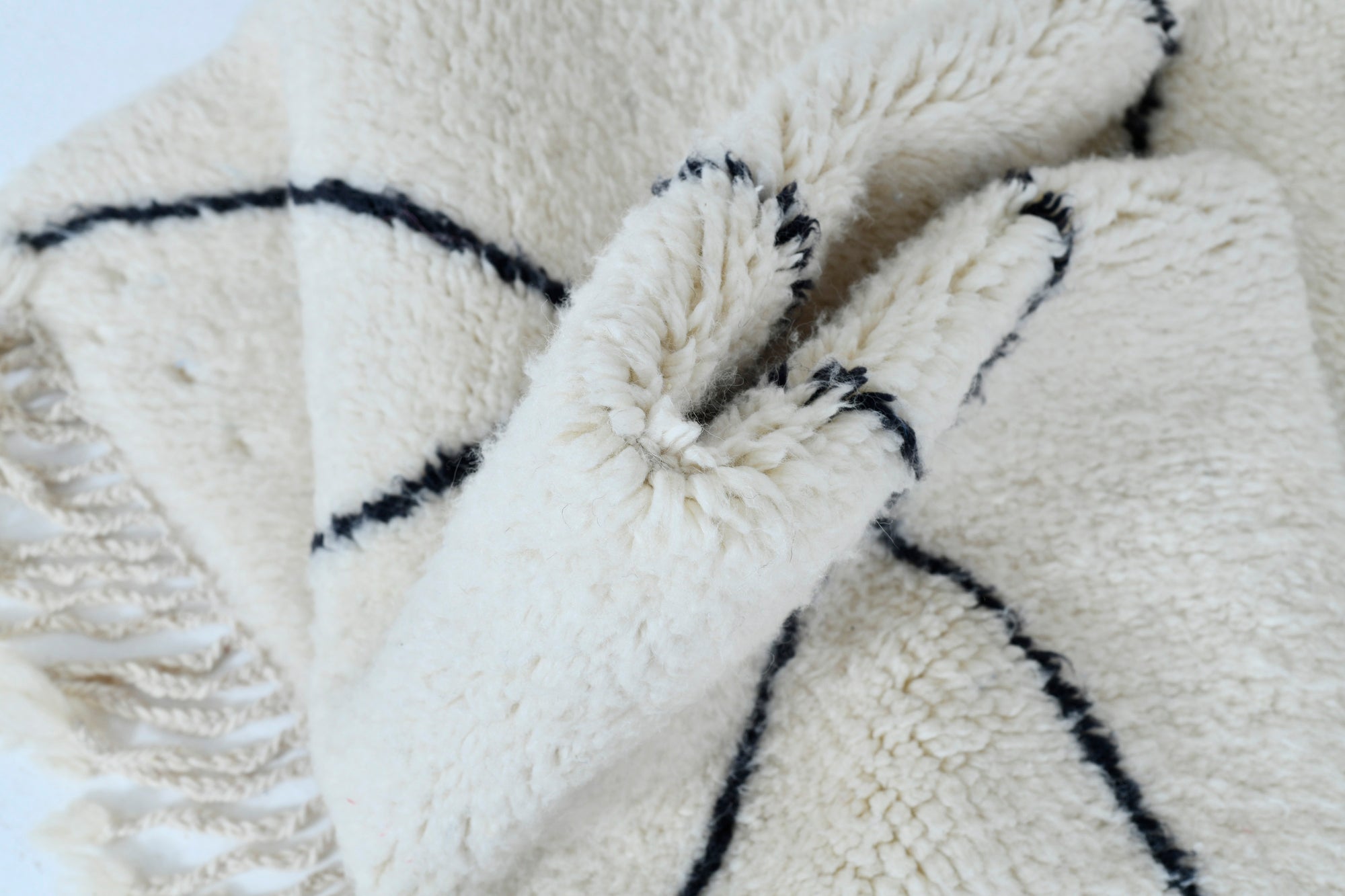Modern Moroccan Black and White Rug 3308