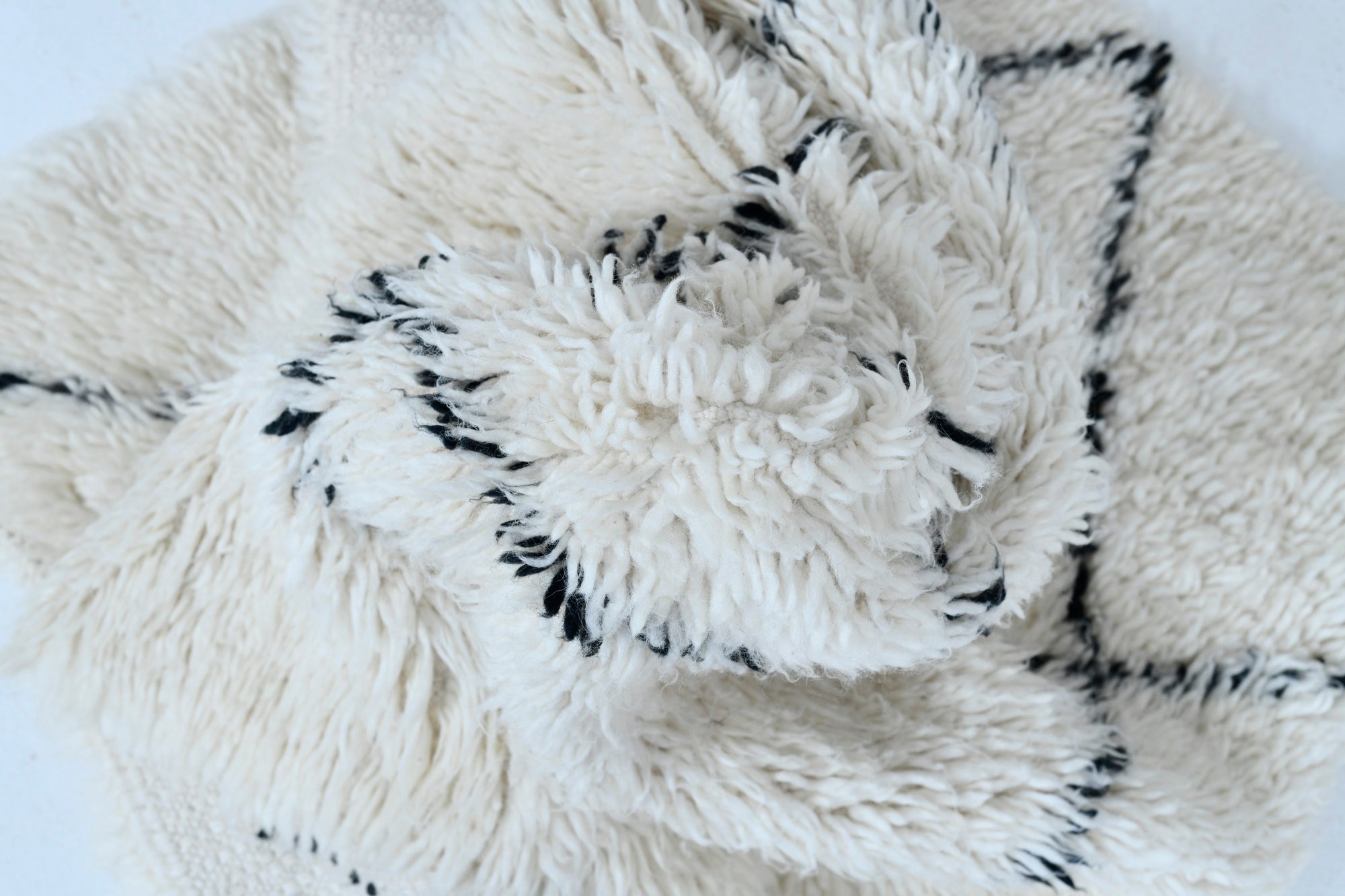 Contemporary Moroccan Black and White Rug 3313